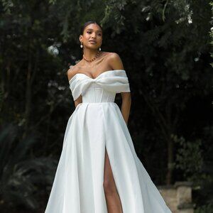 Madi Lane Prestyn Gown, Size 16 NO SLIT, NWT Amazing Sample Dress